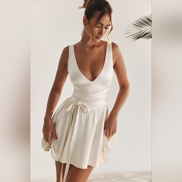 NWT House of CB Shiema Ivory White Floaty Plunge Mini Dress XS - Picture 1 of 9